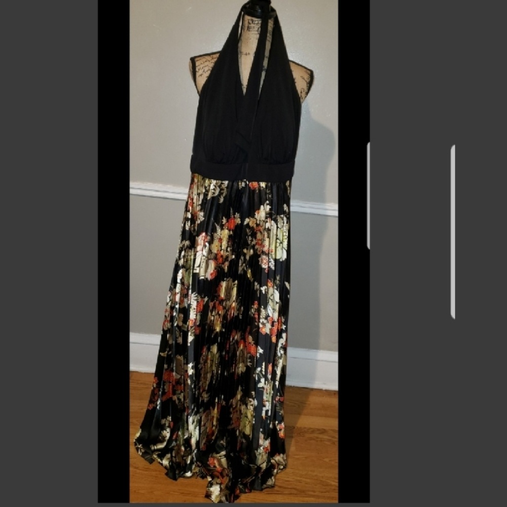Halter top pleated dress